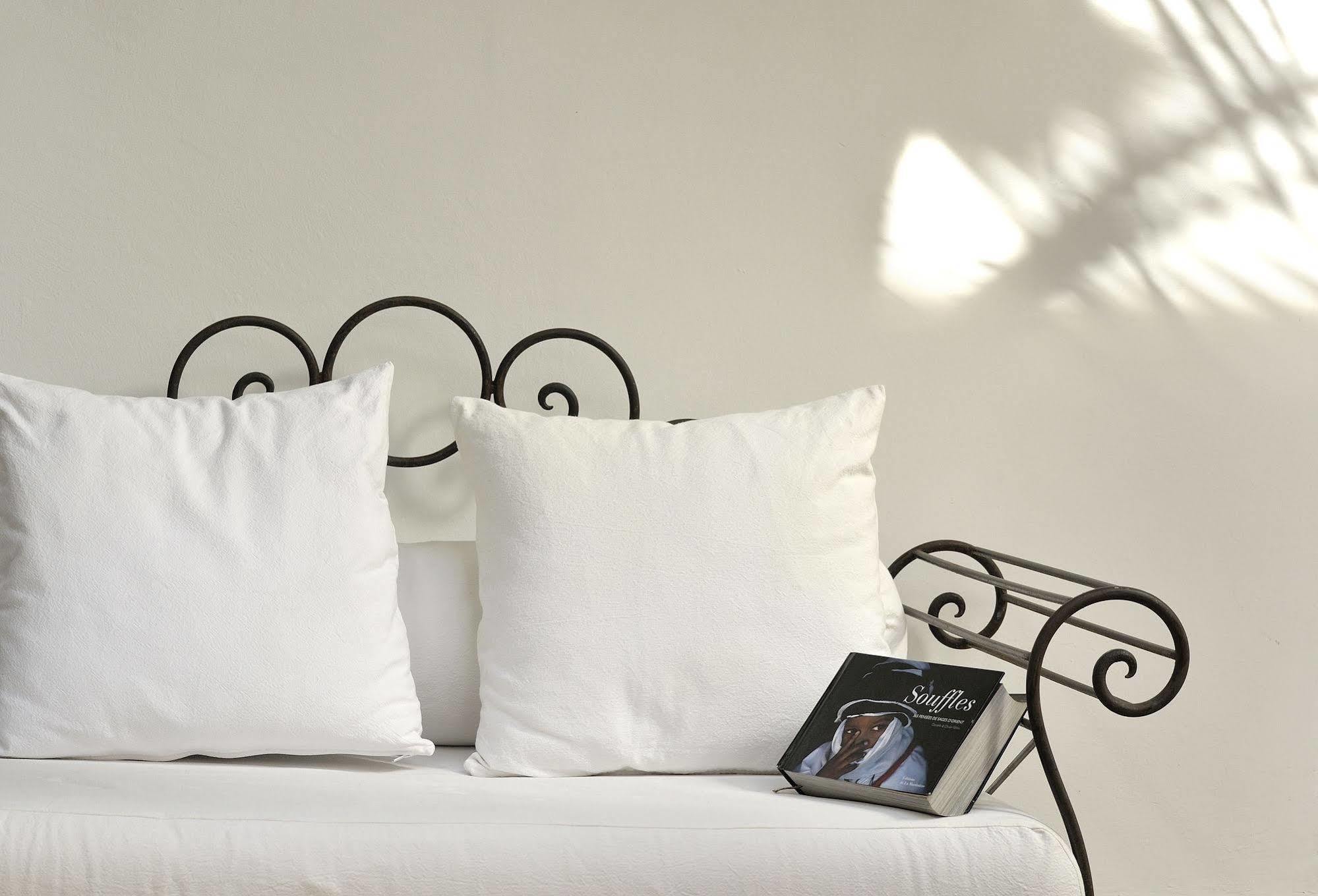 Riad Le Jardin D'Abdou Marrakesh Eksteriør bilde A bed with pillows