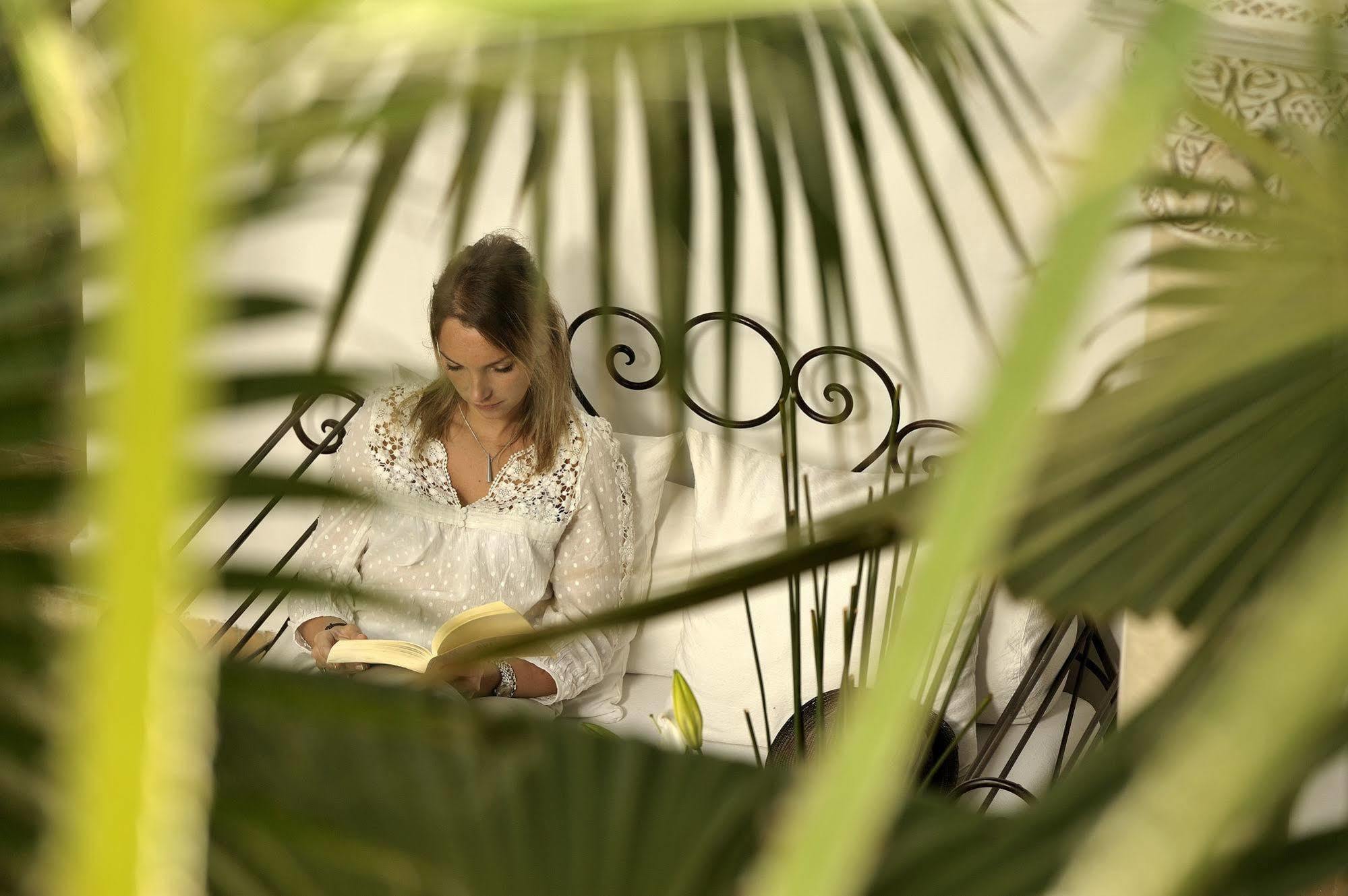 Riad Le Jardin D'Abdou Marrakesh Eksteriør bilde A woman reading a book in the garden